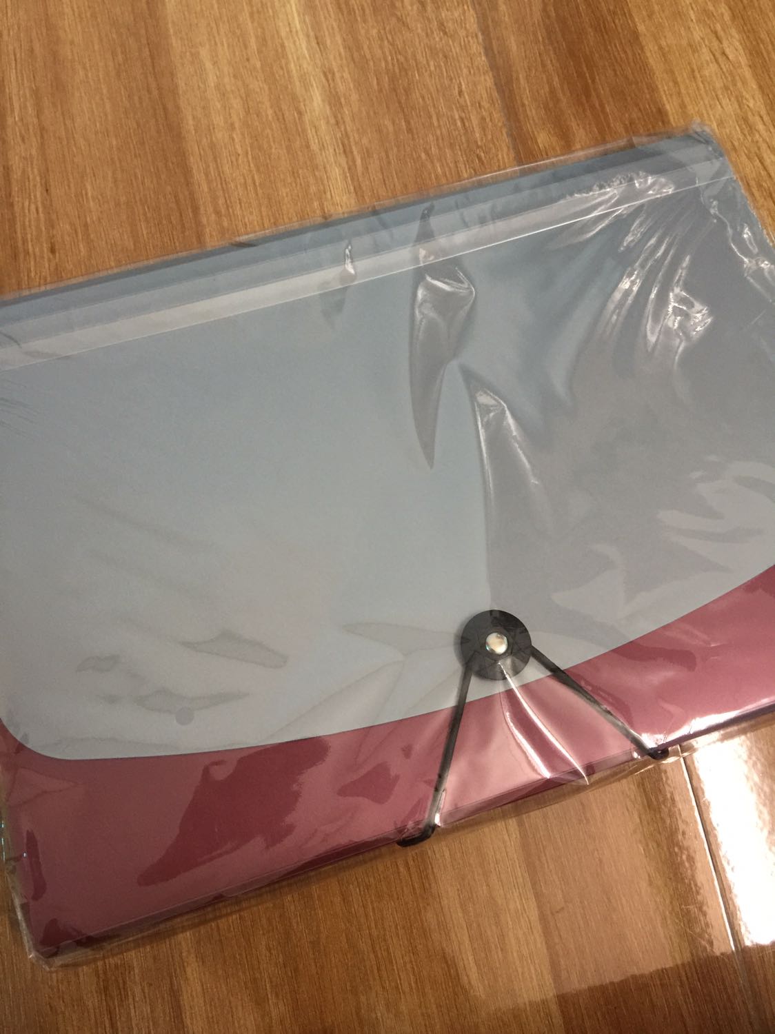 Cặp đẹp mỗi tội bị rách 1 ít ở góc, hơi bùn:((