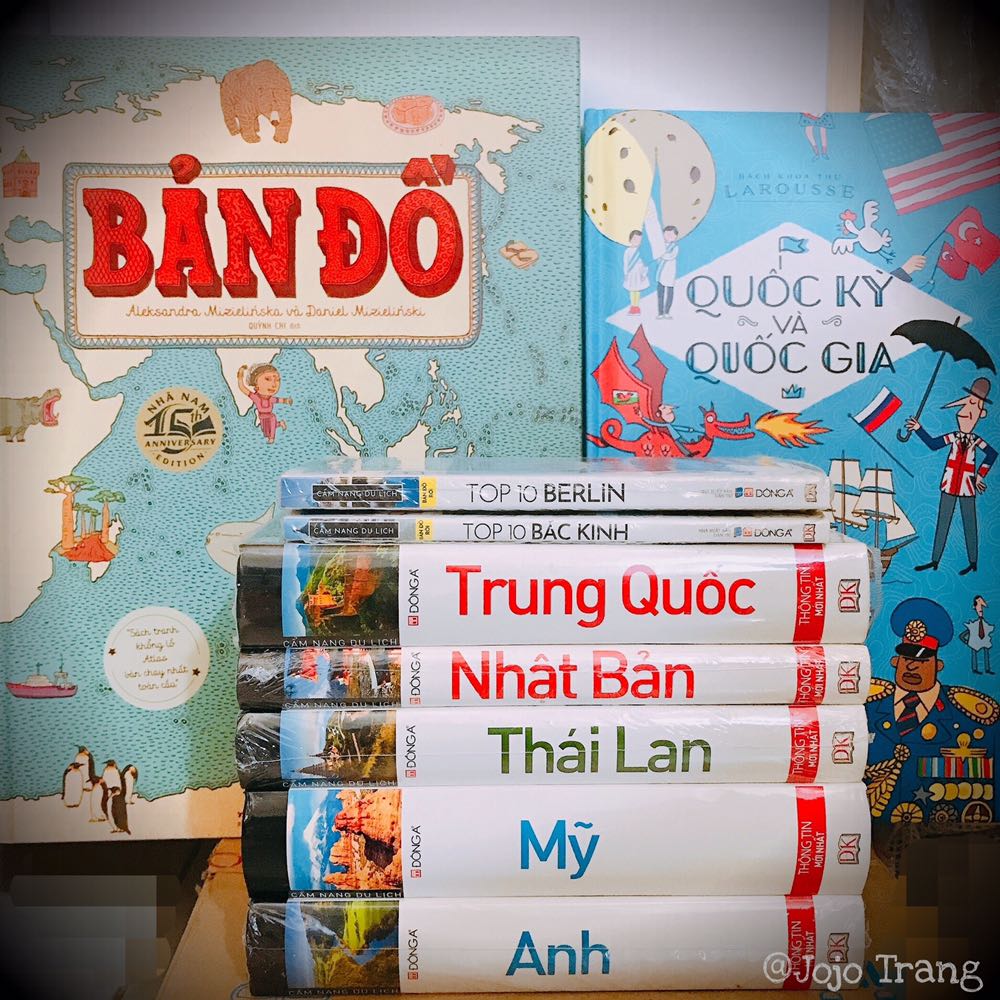 Đã có kha khá “cẩm nang”, “bản đồ” rồi, tình cờ lướt Tiki thấy có cuốn “Quốc kỳ và quốc gia” thế là mạnh dạn đón em này về luôn ^^.

Sách tổng hợp và liệt kê quốc kỳ của các quốc gia trên thế giới, phân chia theo khu vực từng châu lục, xem và tra cứu khá dễ. Một số quốc kỳ, quốc huy có phân tích rõ màu sắc, hình ảnh trên đó tượng trưng cho điều gì mà mỗi quốc gia muốn gửi gắm. Bổ ích lắm! Ai có cùng đam mê với mình thì có thể tham khảo cuốn này nha.

Sách quá khổ nên Tiki đóng gói cũng đặc biệt kỹ càng hơn bình thường, nhận được sách nguyên vẹn không sứt mẻ gì, nhẹ lòng dễ sợ ^^.