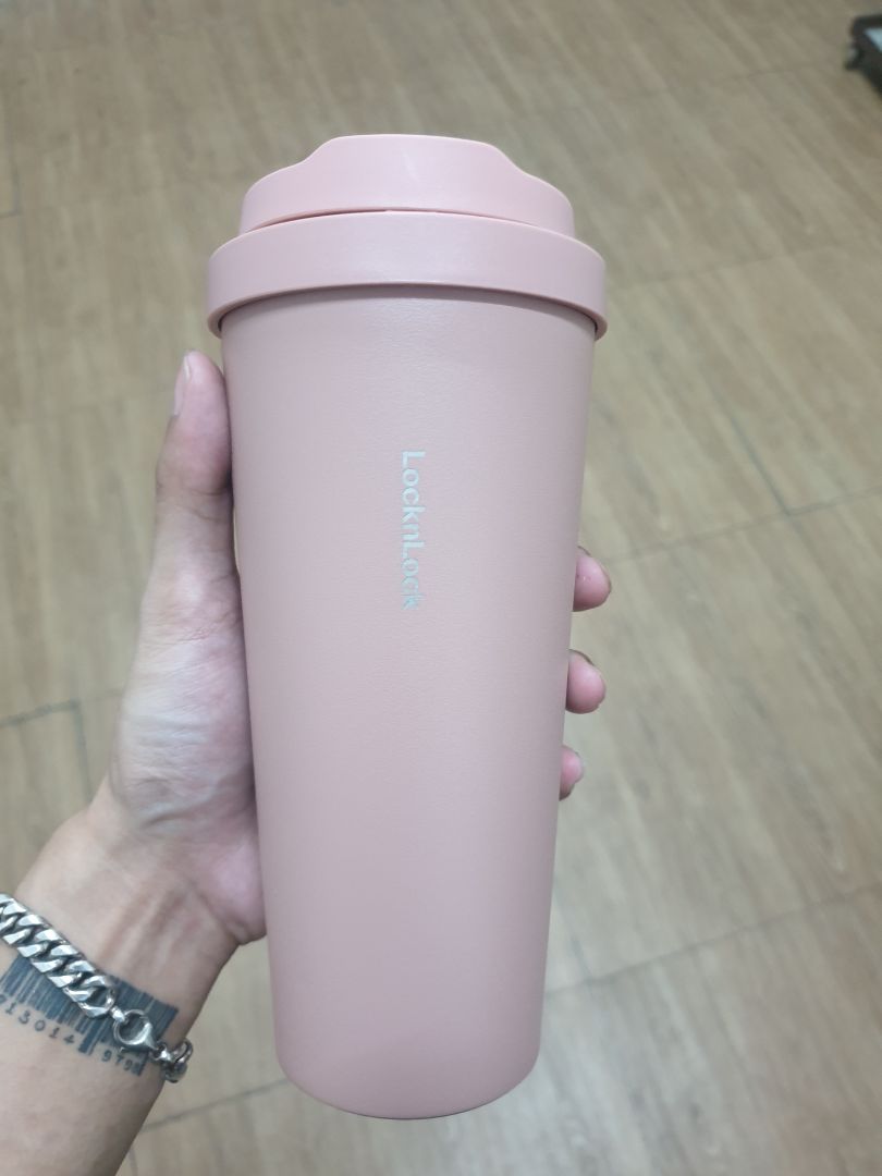 Hôm qua mình mua 1 bình về vợ thấy thích quá. Nên đặt thêm cho vợ 1 bình nữa, mà sáng nay đã giao rồi, Tiki quá tuyệt vời luôn. Gói hàng chắn chắc, shipper thân thiện nữa. Không có chỗ nào chê luôn. 5 sao cho Tiki nha ❤
Nhưng mình hỏi xíu, là bình mình nhận thì nó có hơi hở với không kín. Không biết có thể khắc phục bằng cách nào không?