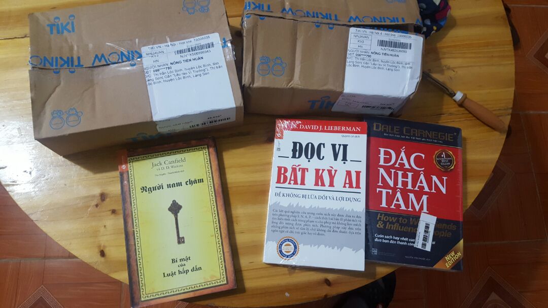Cái hộp bọc hơi nát, sách thì mình thấy cũ, cứ như hàng dùng r ý. Nhưng dc cái là giao chuẩn hàng, nhân viên vất vả phết 7h tối mưa gió vẫn phải giao?, đặt 2 quyển khác nữa nhưng chỉ có mỗi quyển này là mép bẩn và k đc bọc cẩn thận. Không biết bên tiki lấy hàng ở đâu nhưng thấy nhiều ng cmt hàng cũ và bẩn suốt à, cái này tiki phải xem lại. Nhưng thôi tạm dc, miễn có tem và k nát. Góp ý chân thành là tiki nên kiểm duyệt lại hàng phẩm trước khi giao.  4 star....⭐ sách bẩn mép, cong.