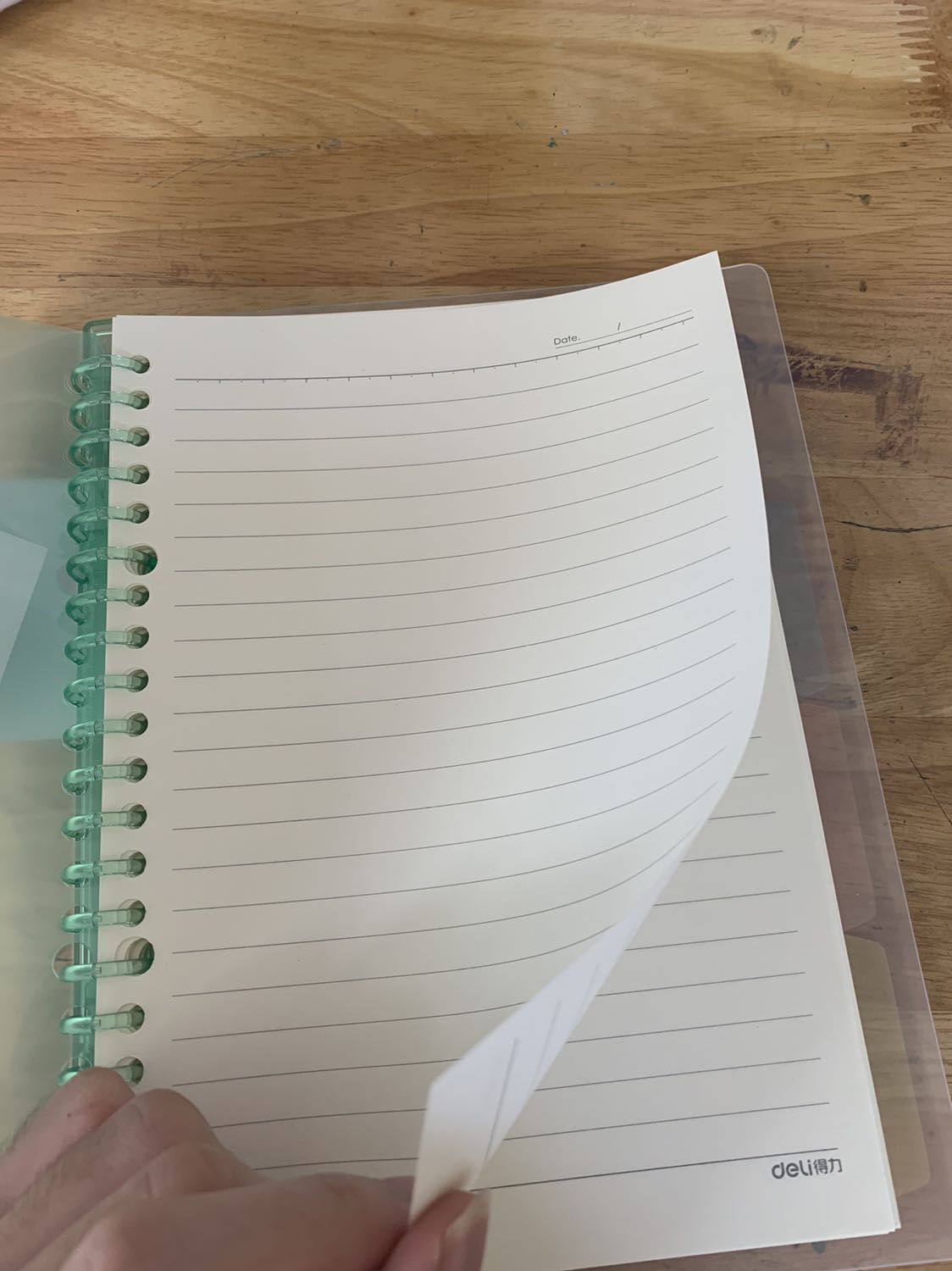 Sổ xinh cực, giấy mềm với thấm mực tốt lắm nha. Còng làm bằng nhựa nên tháo lắp dễ không bị đau tay, bìa cứng xịn miễn chê luôn