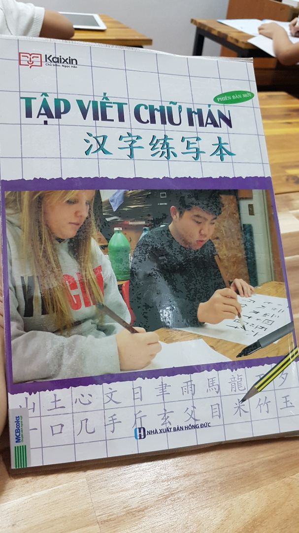 Bạn nào mới học tiếng Hoa thì cũng nên mua một quyển về tập viết nhé!
Sách có phần giới thiệu chữ Hán rất chi tiết và phần tập viết trình bày cũng rất đẹp.
Sách in khổ lớn, giấy tốt. Nói chung là ưng ý.