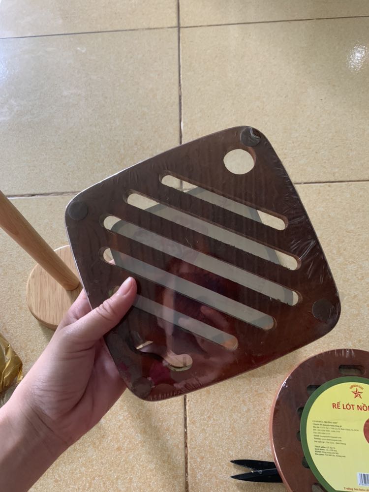 Đũa dài, vì mình ăn cơm bằng đũa inox nên phải mua cặp đũa này để xào nấu chiên đồ ăn bằng đũa gỗ, đũa dài 42cm cầm chắc tay lắm nha.