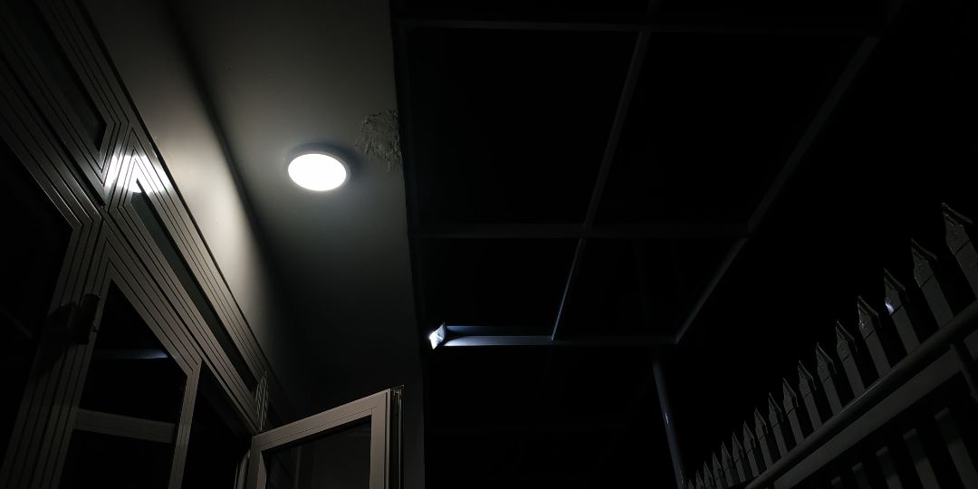 Thực tế đèn sáng tầm 10-15w, bòng đèn mình chụp cùng có công suất 18w.
Đóng góp kỹ, khung cho pin không tốt, mềm, khó cố định vị trí.
Dây đủ, ban đầu cảm thấy chắc chắn.
Về thời gian, mới cho sáng liên tục tầm 5 h và đang sáng.