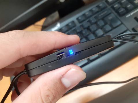 Tôi có cặp loa chính hãng y chang, tiếng ko bị rè và ko có nút tắt mở như hàng này
Còn đây là hàng giả tự nhiên lòi ra nút tắt mở, mà còn lắp ghép rất sơ sài kẽ hở tùm lun. đã thế loa còn rất rè không như hàng chính hãng. 
- Tiki cam kết chất lượng, hoàng tiền 111% nếu là hàng giả vậy xử lý vụ này giùm tôi, trước mắt là tôi thấy tiki bán hàng giả rồi đấy. rất không hài lòng, mất niềm tin.