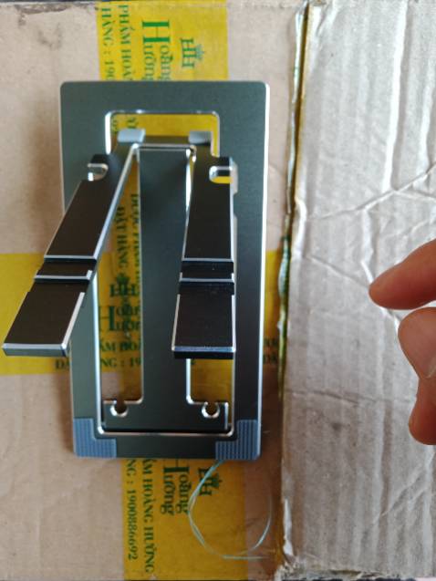 Kệ rất chắc chắn có đi kèm với túi mang theo rất tiện lợi. Giao hàng quá nhanh đặt trong buổi sáng là trưa giao luôn. Điểm trừ nhỏ là phần cao su đỡ cho máy ko bị trầy diện tích nhỏ quá quá, nếu làm phần cao su này dài hơn thì máy sẽ đỡ bị trầy hơn ở mặt sau :(