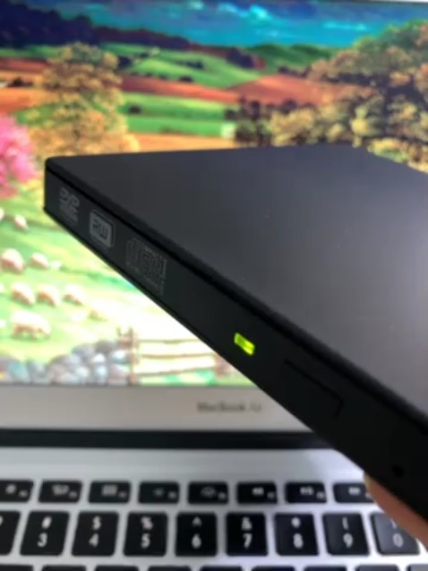 DVD cất tủ 16 năm mới lấy ra đầu đĩa vẫn đọc tốt. Chẳng thấy vẻ gì là hàng mã như có bạn đã review trước đó. Rất chắc chắn, vỏ sần chắc chống được trầy xước tốt