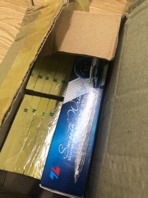 Buôn bán ***, tôi đặt một đơn hàng của tập đoàn thiên long nhưng không nhận được đúng hàng.  Tôi đặt một đơn hàng toàn bộ của Thiên Long gồm Giất bìa, đồ vpp nhưng lại nhận được bút và giấy note, hoàn toàn sai mặt hàng. Rất thất vọng về Tập đoàn Thiên Long và tiki