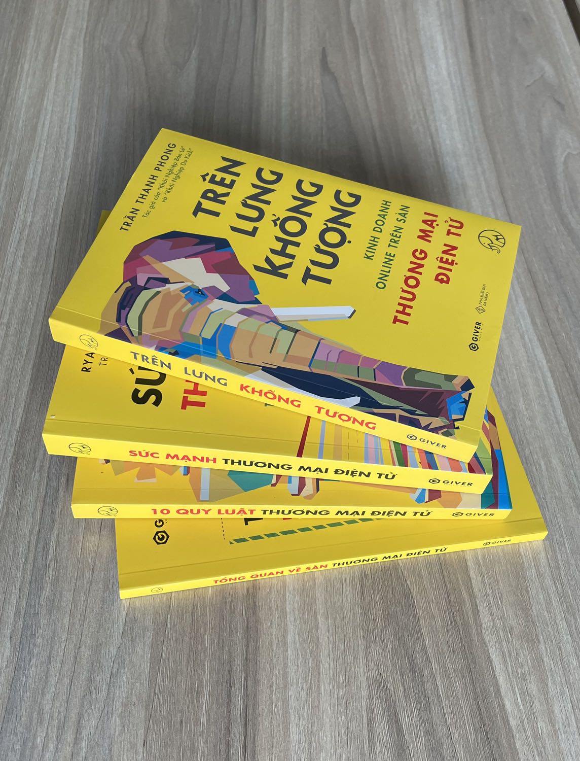 Bộ sách đẹp, bao bì chỉn chu, đóng gói kỹ càng, giao hàng nhanh. Nội dung combo bao gồm nhiều cấp độ, tham khảo nhanh các cách thao tác quan trọng trên sàn, đến chia sẻ kinh nghiệm về kinh doanh trên sàn Tmđt Việt Nam, thế giới và các quy luật cốt lõi khi kinh doanh điện tử. Nếu muốn nắm bắt nhanh chóng, tổng quát về kinh doanh Tmđt để bắt đầu kinh doanh tự tin, bài bản thì có thể tham khảo bộ sách này.