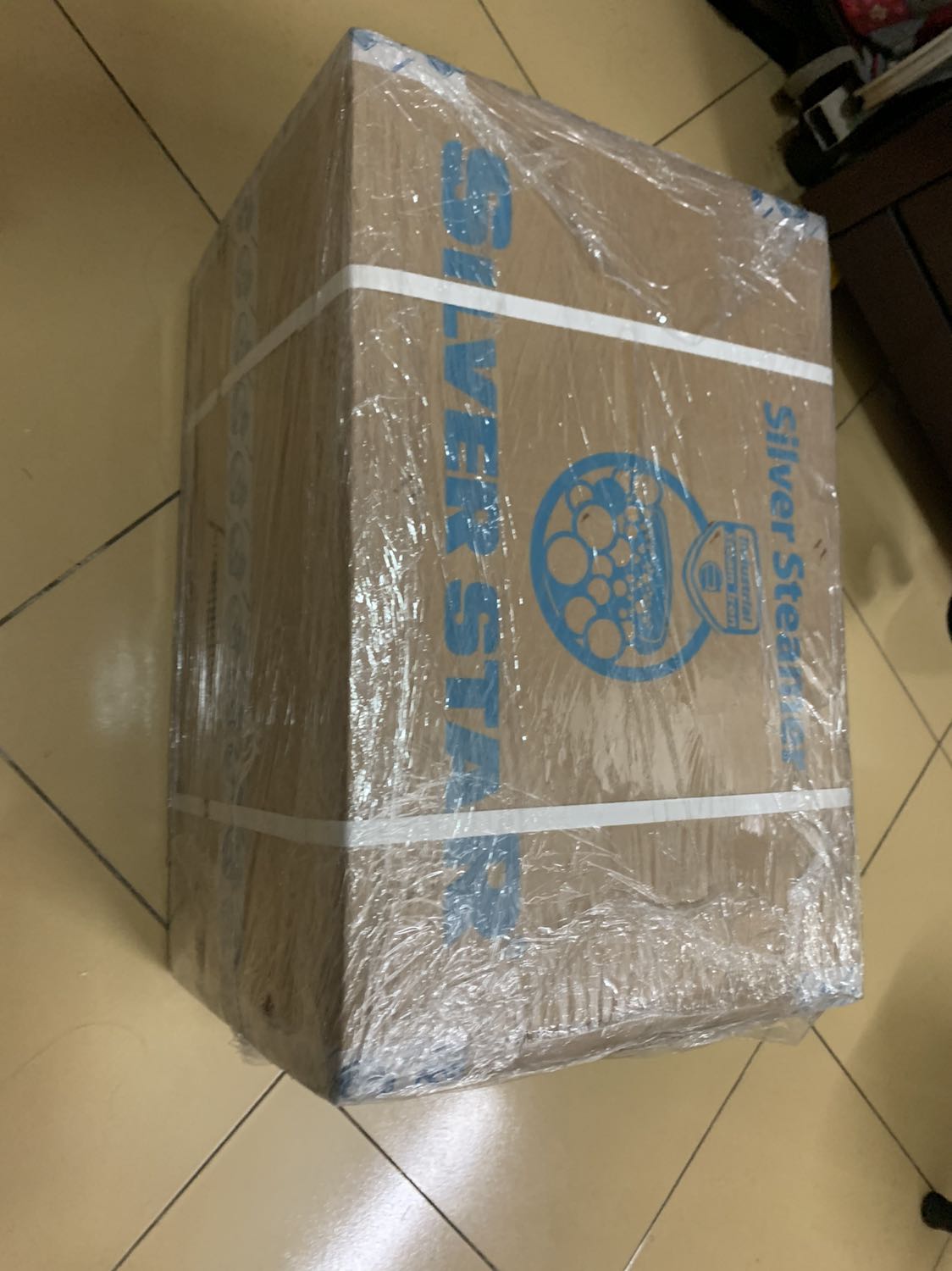 Hơi mạnh, ủi quần áo rất thẳng, tiện dụng. Điểm yếu là máy to có mùi rất nặng. Không biết máy có mùi nên mình ráp trong phòng ngủ, đến hôm nay 3 ngày rồi phòng vẫn còn mùi