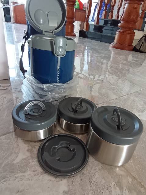 Phân loại sản phẩm ( màu xanh).
Giao hàng nhanh, đặt tối 26/1 mà trưa 28/1 đã giao( lịch dự kiến giao hàng là 7/2- sau tết). 
Đóng gói sản chẩm chắc, đủ và giống như hình.
Độ giữ nhiệt thì để tối về bỏ thử cơm cảnh vô rồi cũng cấp thông tin tiếp. 
Tuy nhiên Lock&Lock thì cũng yên tâm về chất lượng