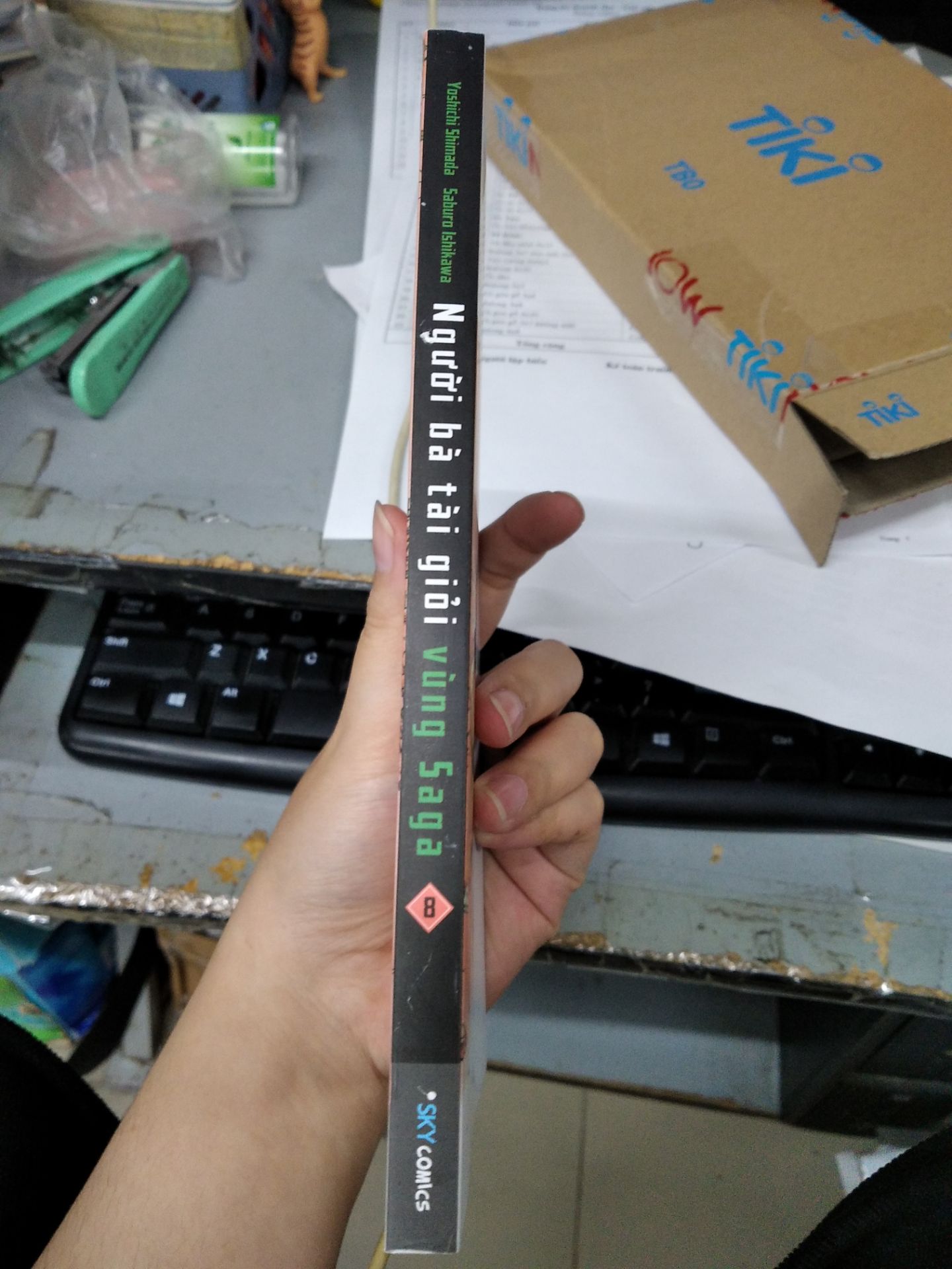 Mới sáng lướt thấy ra truyện là quất ngay và luôn. Nghe bảo đợt này còn có 3000 quyển thôi nên phải lẹ liền liền. Hên là tiki còn luôn. Siêu tốc đúng chuẩn, sáng đặt sáng giao luôn. Gói hàng í ẹ, nhưng hên không bị gì hết à.