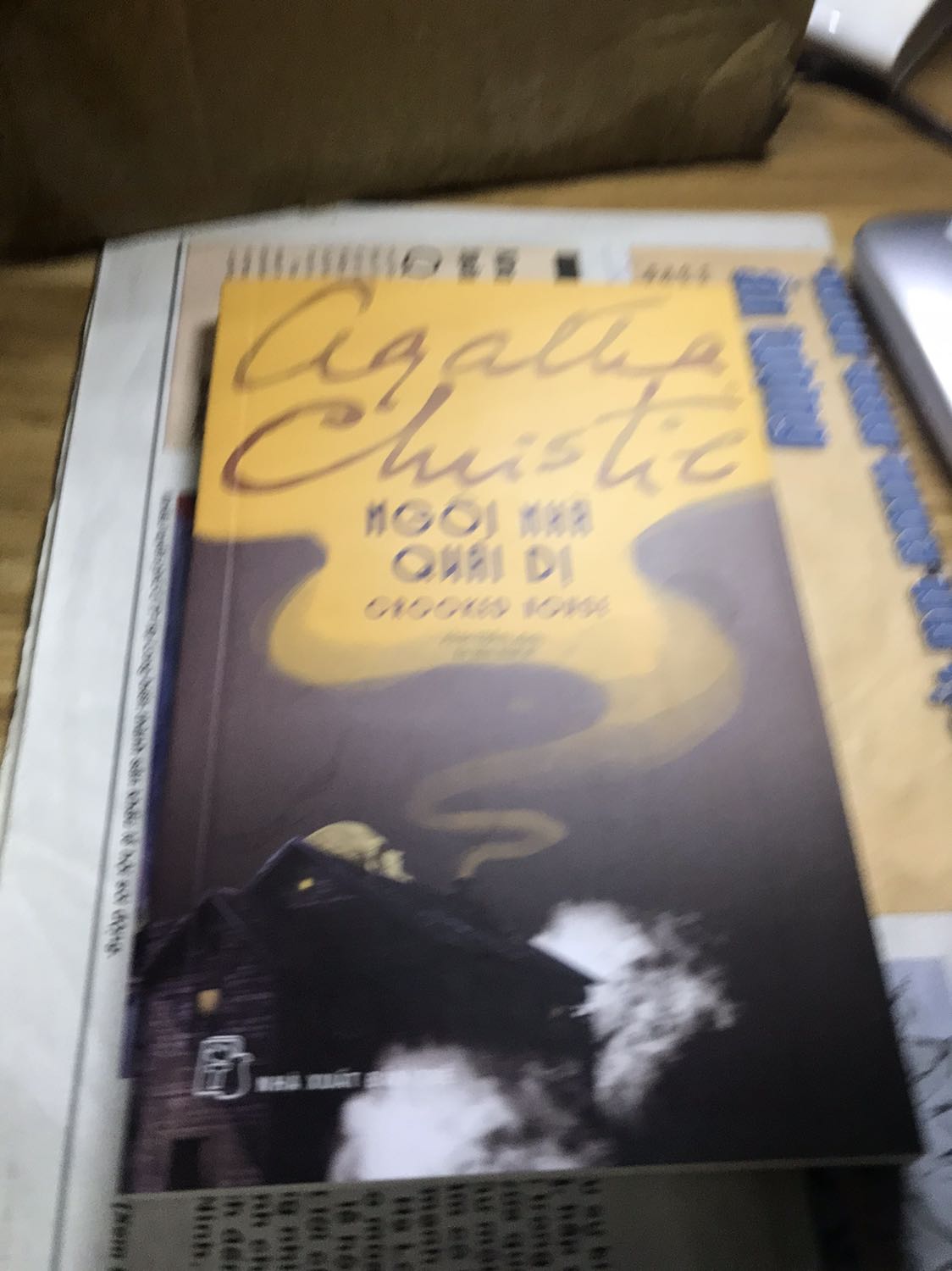 Giao hàng nhanh, mới hôm trước đặt hôm sau shipper đã giao đến.
Chất lượng giấy không ưng lắm nhưng bù lại shop có tặng kèm bookmark và đóng gói hàng rất cẩn thận, sách giao đến không hư hỏng, quăn mép gì.
Khá thích sp, sẽ đặt hàng tiếp nếu có dịp.