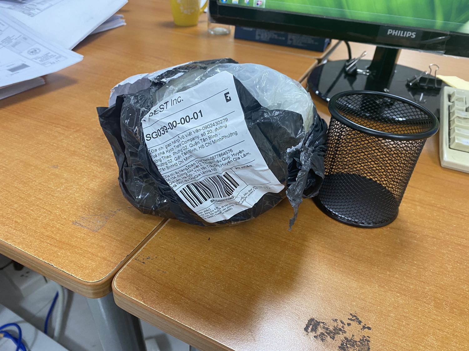 Tiki kiểm tra lại chứ giao hàng không đúng mẫu, hộp đựng bút 4 ngăn mà giao hộp tròn, còn bị méo một chút nữa. Rất không hài lòng.