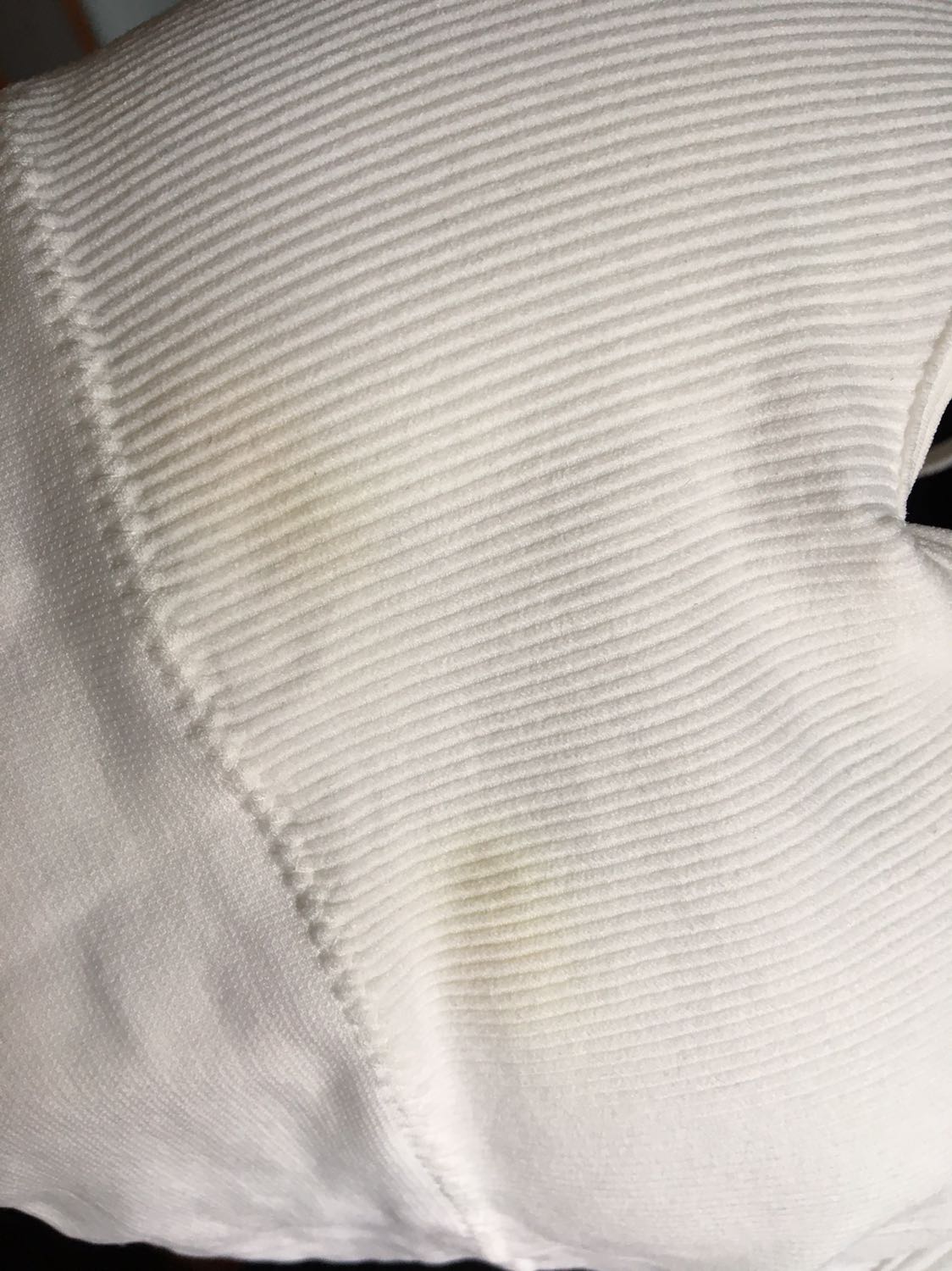 Mình mua 2áo trắng và đen nhưng áo màu trắng có hơi dích ố vàng nhỏ không biết giặt ra không nữa , còn áo den thì bị nhỏ so với áo trắng