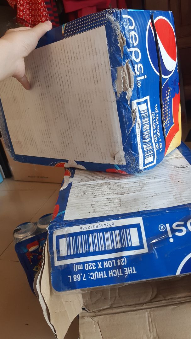 nhân viên kho tiki hcm làm ăn rất ***. thùng hàng bị bể vỡ, ướt thùng, thiếu *** (1 lốc có 5 ***, quấn băng trong xung quanh, có *** móp méo, các lốc khác đều bị ướt, nước thấm để lâu gây gỉ set vàng vỏ ***, vỏ thùng dán băng keo tùm lum, các lốc nước ngọt xếp ngược xuôi lung tung, mà vẫn cố tình gửi giao cho khách, giống như lụm nhặt lại các hàng bể vỡ chắp vá vô thành thùng khác để giao khách. thùng giấy pepsi ướt mềm. vết màng ni***g bọc và băng keo tiki now vẫn còn nguyên xi, chứng tỏ thùng này đã bị lỗi từ trong kho chứ ko phải do bên vận chuyển, shipper làm vỡ hàng, lấy hàng. 
2 thùng quấn chung nên 2 vỏ thùng đều bị ướt, các lớp giấy ở vỏ thùng nhăn nheo tách thành nhiều lớp, bốc mùi chua hôi, 2 vỏ thùng *** rách rưới. Hàng như vậy mà nhân viên kho cũng đóng hàng gửi khách được. Mong tiki làm việc lại với nhân viên. Mình rất bực mình.