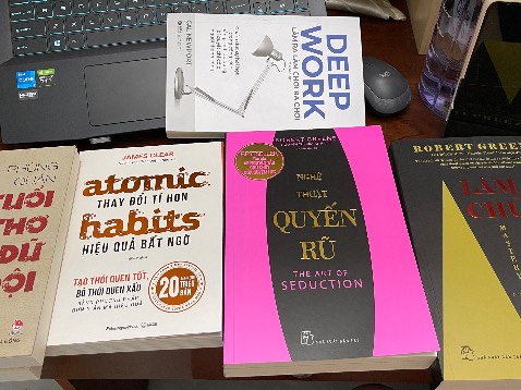 Cuốn này vừa có phần rìa ở bìa vừa có bookmark mà cuốn quyến rũ lại ko