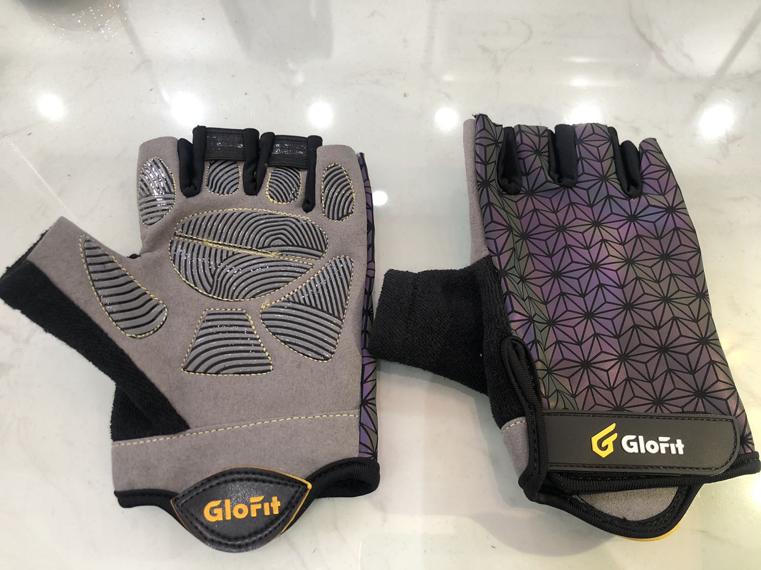 Review công tâm nha! Chỉ thừa nhiều, may lót cố định dầy, êm, chắc chắn. Chưa sử dụng nên không biết có bền không, khi nào bị rách bị bung còn chưa biết. Nhưng thiết kế đẹp và mình thích nên vẫn cho 4 sao.