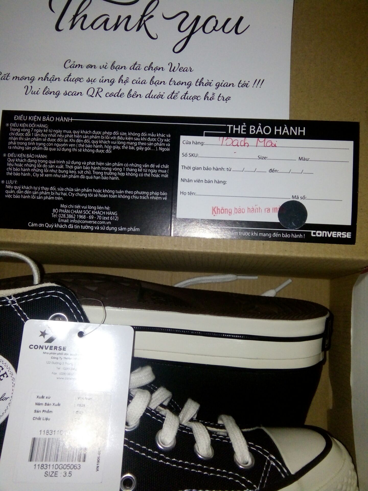 Giày đẹp, chính hãng có phiếu bảo hành hẳn hoi. Nhưng mà mình nghĩ mẫu này còn trai mang thì đẹp hơn con gái. Bình thường mình đi dép size 35, giày size 36 là thoải mái nhất.Nhưng đôi này size 36 thì rất to,to hơn đôi giày cùng size loại khác nhiều lắm luôn ạ.Bắp chân mình như hai cái que mà đôi giày to đùng nhìn rất kì cục.Bên Wear Viet Nam tư vấn hỗ trợ đổi size rất nhiệt tình.Nhưng mà nhân viên bên ấy bảo mẫu này size 36 là nhỏ nhất rồi. Nói chung ngoài việc to hơn chân mình ra thì mọi thứ điều OK hết nha.Chấm 5 sao cho Tiki và cả Wear Viet Nam luôn ạ!