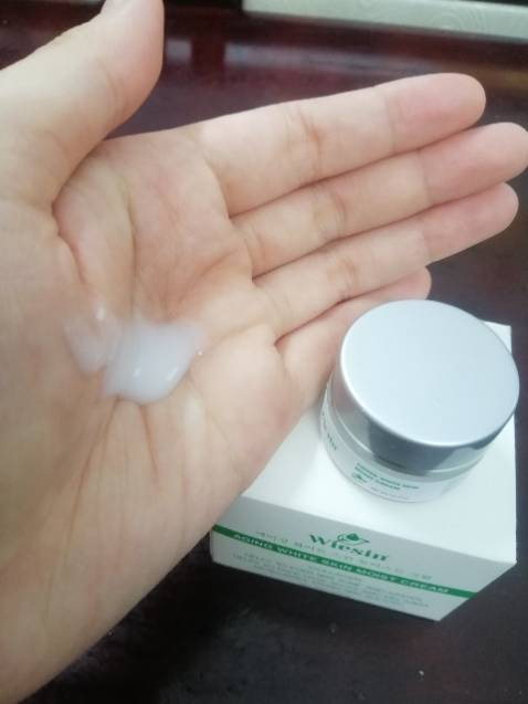 nếu da bạn nào đang thiếu ẩm và cần cấp ẩm, có thể chọn kem dưỡng ẩm da mặt của hãng wiesin này nha, xài ok lắm ạ