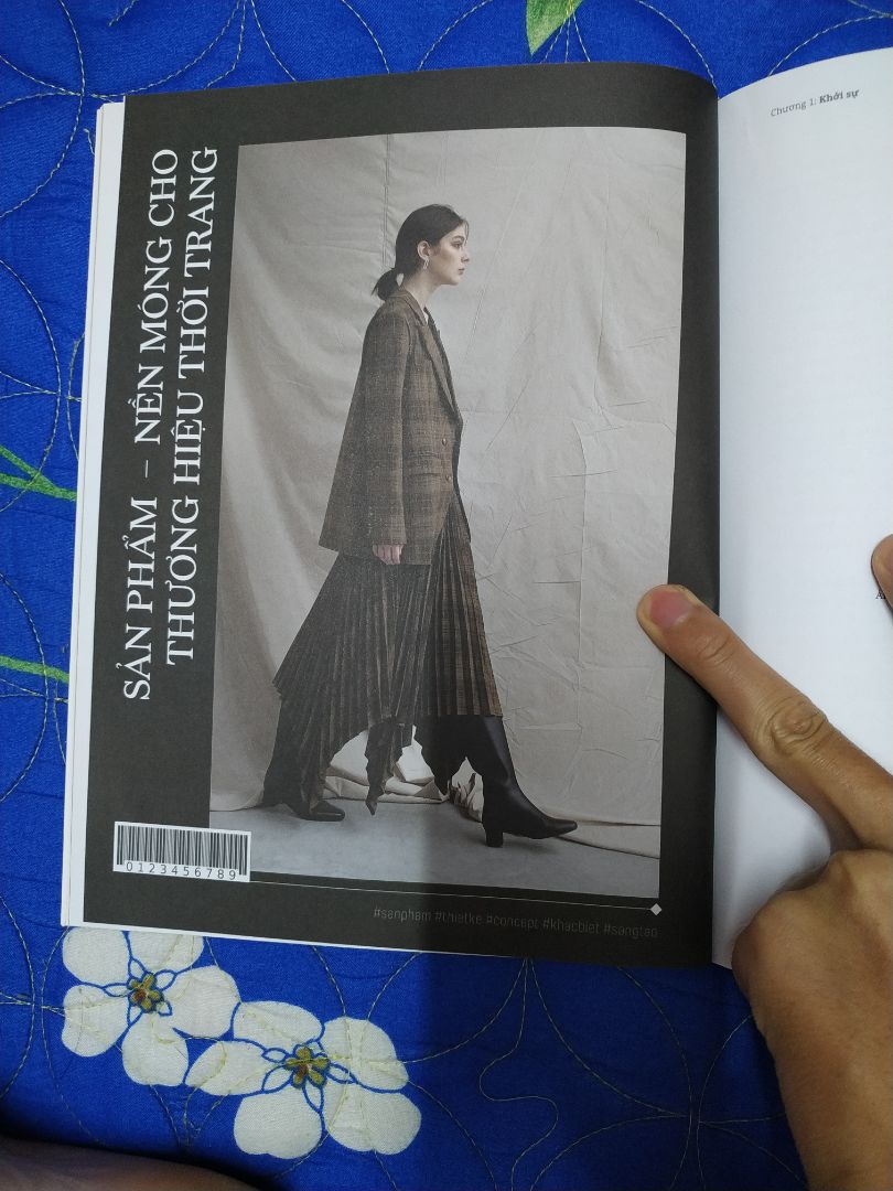 Sách đọc hay nhé mọi người. Nội dung viết về Làm sao tạo ra khác biệt cho sản phẩm, xây dựng thương hiệu, nhân sự, TMDT... Tương đối đầy đủ kiến thức cho bạn nào có ý định kinh doanh thời trang nhé. Dịch vụ Tiki giao hàng nhanh đó. Mới đặt sách tối hôm trước mà hôm sau đã có rồi. Chị ship thân thiện vui vẻ. Điểm 10 cho chất lượng Tiki.