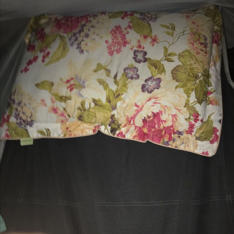 Mình thích chiếc giường xếp này, nằm êm thoải mái, chiếc túi nhỏ dính bên hông giường rất tiện lợi để bỏ vào điện thoại, máy tính và những vật dụng khác. Hài lòng với sản phẩm này