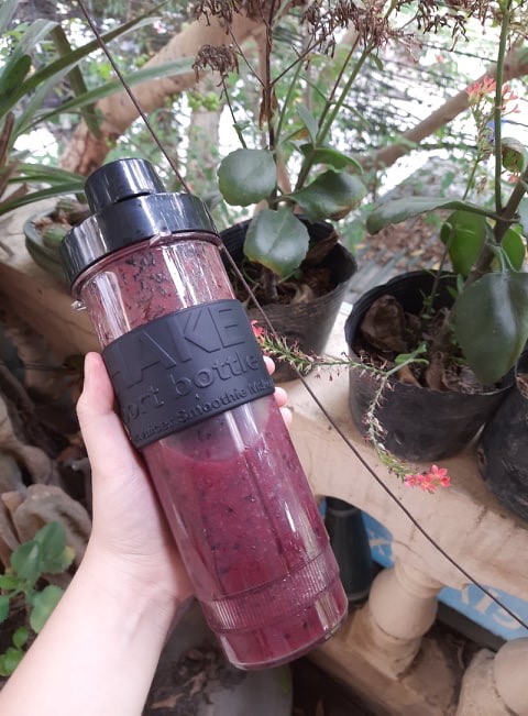 Giao hàng rất nhanh, mình đặt tối thứ 7 mà sáng thứ 2 đã nhận được rồi dù mình ở tỉnh. Máy xay siêu khoẻ, siêu mịn, siêu siêu nhanh, vừa mới đặt lên xay 1 tí 5,6 giây thôi mà đã nhuyễn rồi, lau chùi cũng rất nhanh và tiện. Mình mới chỉ thử 2 máy xay nhỏ vì mục đích mua của mình xay sinh tố là chính, mình thử xay hạt hạnh nhân cũng rất nhuyễn và bột. Với giá như này thì rất hợp lý, đáng đầu tư để ăn uống lành mạnh hơn. Từ khi có em cốc xay này mà mình chăm uống sinh tố hẳn, ngày nào cũng làm 1 cốc. Nói chung là đáng đồng tiền bát gạo, mọi người nên mua nha!!!