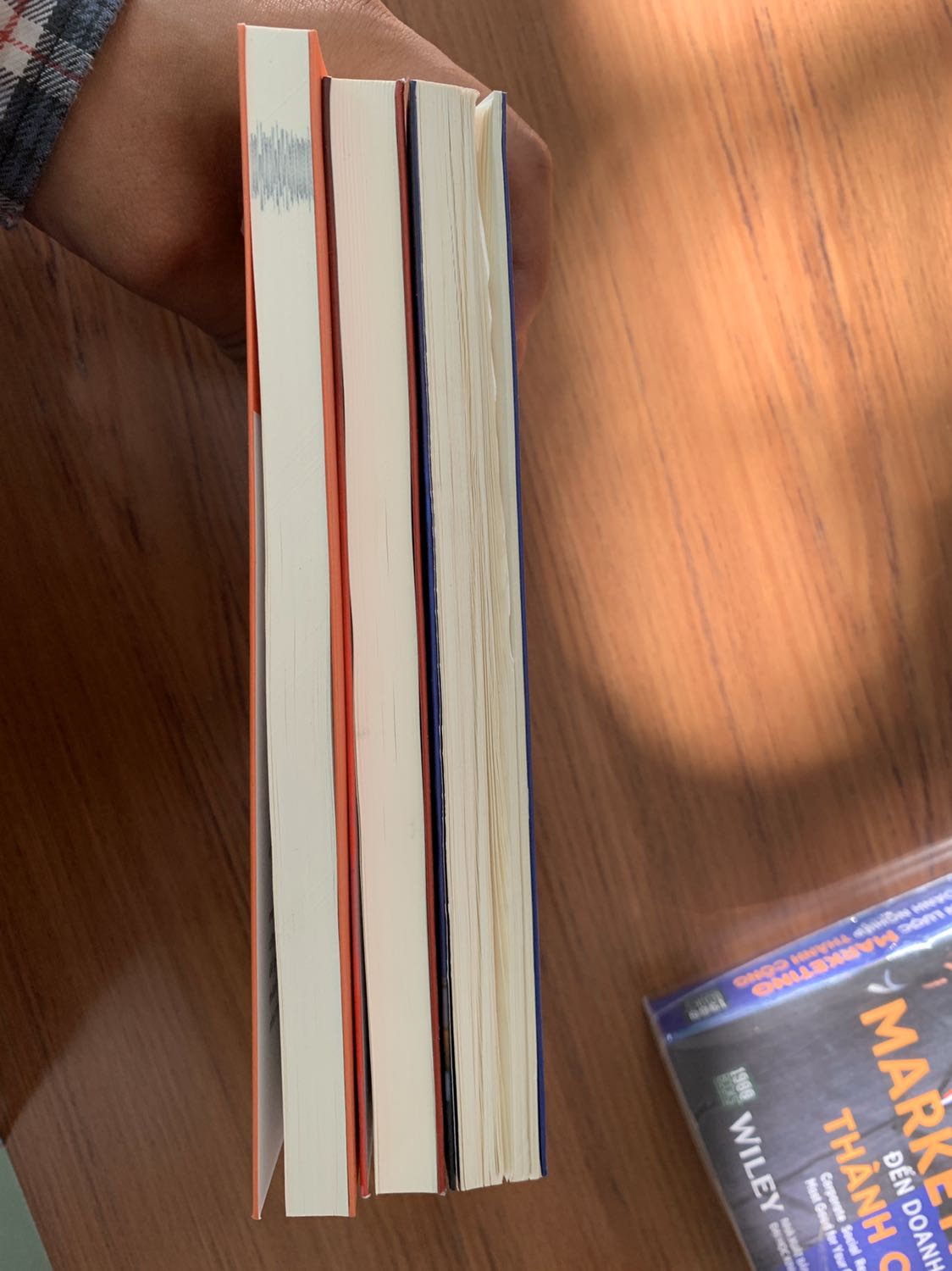 Không hiểu sao nó bị nhăn cong 1 đoạn. Các cuốn khác nằm ngoài k bị gì.