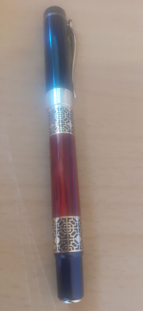 bút ưng ý tốt, nhưng sốp đưa toàn ruột đen vậy.