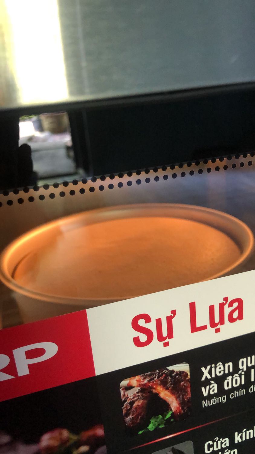 Mình vừa nhận được lò hôm qua. Về kiểm tra ko bị móp méo cũng như cửa lò ko bị hở. Khai nướng và các phụ kiện đi kèm đầy đủ. Về nhiệt độ lò nướng ổn định, mình đặt ở nơi thoáng 4 mặt nên ko tỏa ra quá nóng. Làm thử bánh gato, bánh vàng đều mặt, nở từ từ đều. Nói chung là ưng.