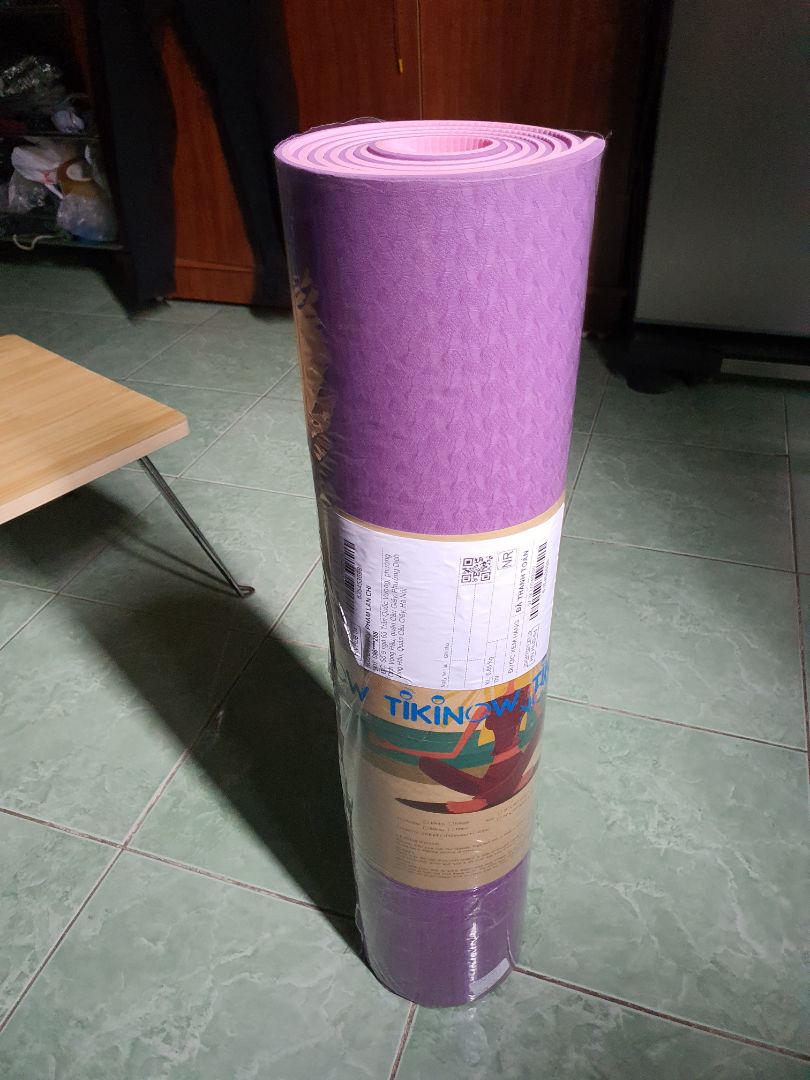 Thảm nhẹ, êm và không hề có mùi. Tiki giao hàng khá nhanh, trước dự kiến 1 ngày, đặc biệt là trước khi tới 30p còn có *** thông báo số đt shipper để mình tiện liên lạc. Mình rất hài lòng về chất lượng sản phẩm cũng như dịch vụ của Tiki.
Mình ước gì được chọn màu vì mình ghét nhất hồng tím thì cái thảm này combo vừa hồng vừa tím!
Lúc đầu khá phân vân giữa việc chọn mua thảm dày 6mm và 8mm nhưng khi hàng về loại 6mm mình vẫn thấy nó đủ êm để nâng đỡ hỗ trợ mình tập luyện nên mình nghĩ 6mm và 8mm cũng không quá khác biệt.
Giá lúc mình đặt mua là 299k trừ 15k thanh toán qua zalopay còn 284k và freeship.
Cảm ơn shop và cảm ơn Tiki!