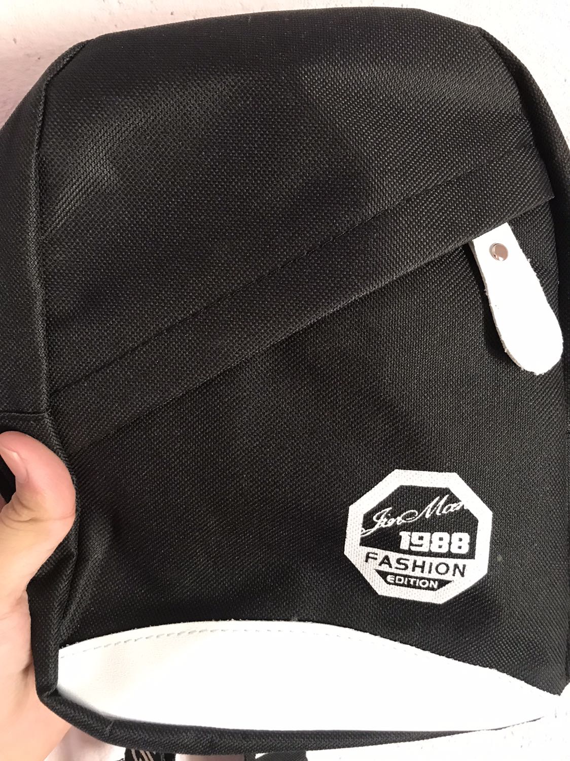 Mặc dù túi có 8k mình săn dịp giảm giá 8/8-11/8 nhưng mà túi rất chất lượng, không bị thừa chỉ, mang rất vừa vặn mặc dù mình khá mập. Tóm lại túi rất chất lượng, giao rất nhanh mặc dù mình ở tỉnh lẻ và dịch bệnh nguy hiểm. Mong shop sẽ cho ra nhiều mẫu mã hơn trong tương lai.