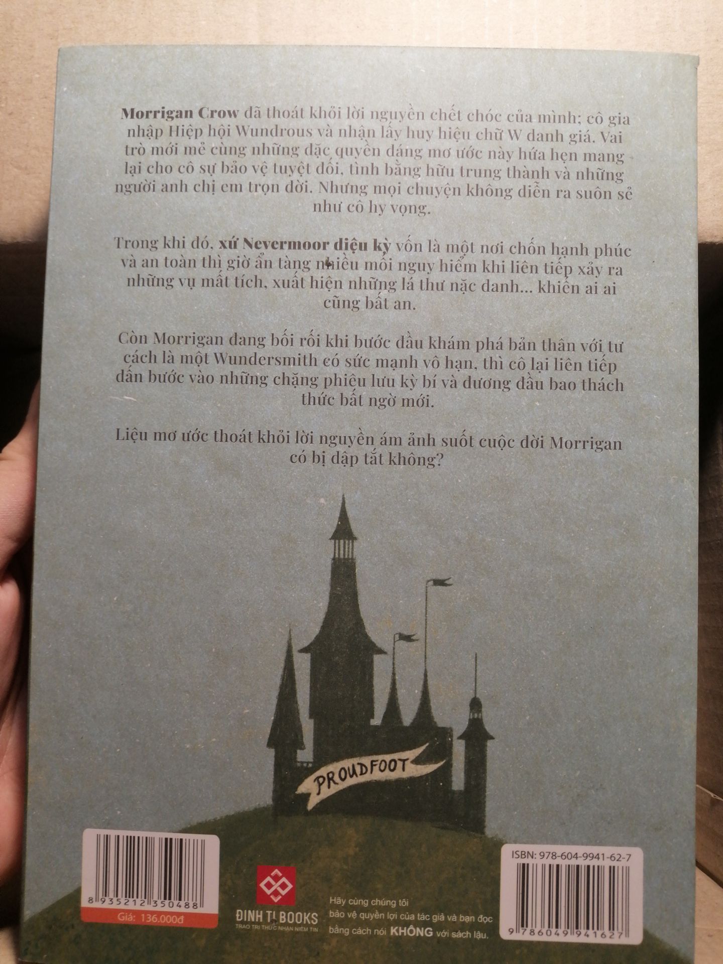 Ui, tiki giao hàng rất nhanh mặc dù mình đặt giao tiết kiệm. Mình đặt từ tối thứ 5, dự kiến giao hàng vào hôm thứ 7 ấy ạ, mà sáng thứ 6 hôm nay hàng đã về rùi. Mùa dịch mà mình rất thích dịch vụ giao hàng của Tiki luôn ấy ạ. Sách rất đẹp, cuốn này là tập 2 của series Morrigan Crow ấy, mình đặt tập 1 đọc thích quá nên lên Tiki đặt tiếp tập 2, mà nội dung hay lắm ạ, thể loại fantasty kì ảo thì rất quen thuộc với mọi người rồi. Tác giả rất biết cách cuốn hút người đọc, lời văn mạch lạc rõ ràng mà đôi khi hài hài nhẹ nhàng. Mọi người nên mua nha.