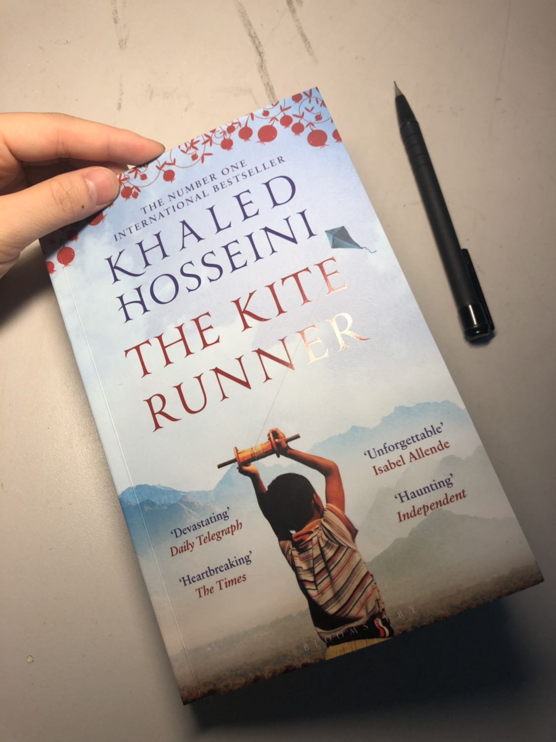 Đây là cuốn sách ấn tượng nhất mà mình từng đọc từ trước đến giờ. Lần đầu mình đọc bằng tiếng Việt, thấy quá hay nên mình quyết định mua bản tiếng Anh. Một hình ảnh mới về đất nước Afghanistan, các bạn nên tìm đọc