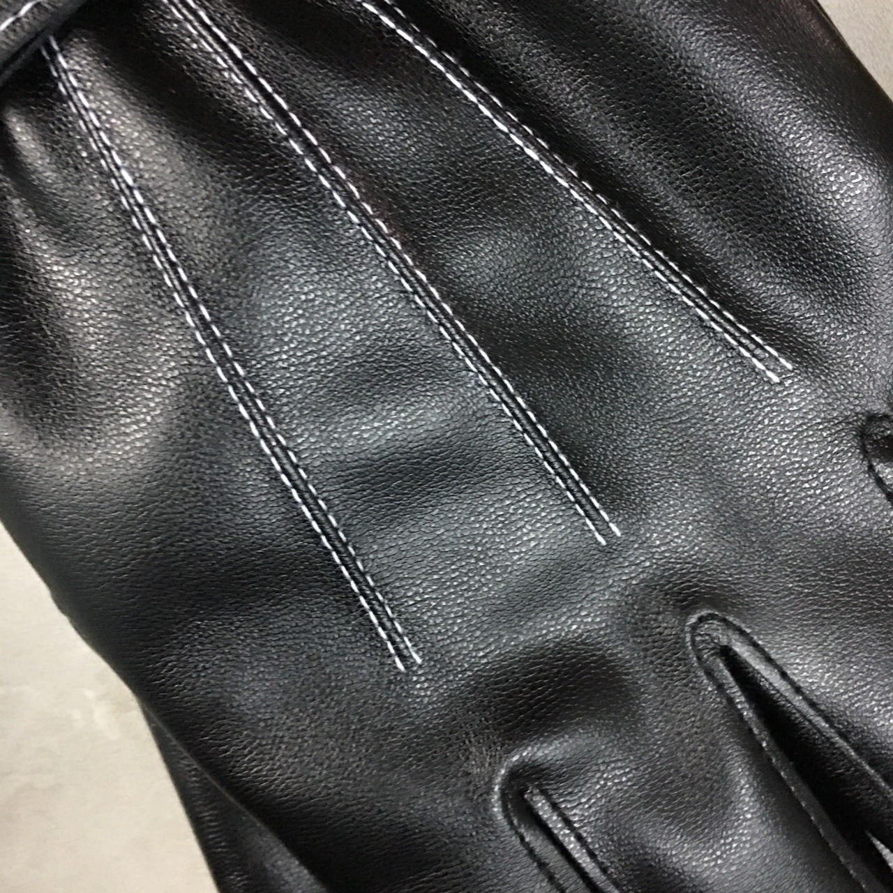 tôi dã nhận hàng, view cho khách hàng xem có thể tham khảo, sản phâm ok như mô tả, cảm ứng thì tốt, đi mưa tôi chưa đi nên chưa biết nhé, còn da với bên trong có nỉ nên mọi người yên tâm là sản phẩm rất ấm áp, rất ok về mẫu mã và chất lượng, với số tiền bỏ ra mấy chục thì quá xứng đáng, chân thành cảm ơn shop