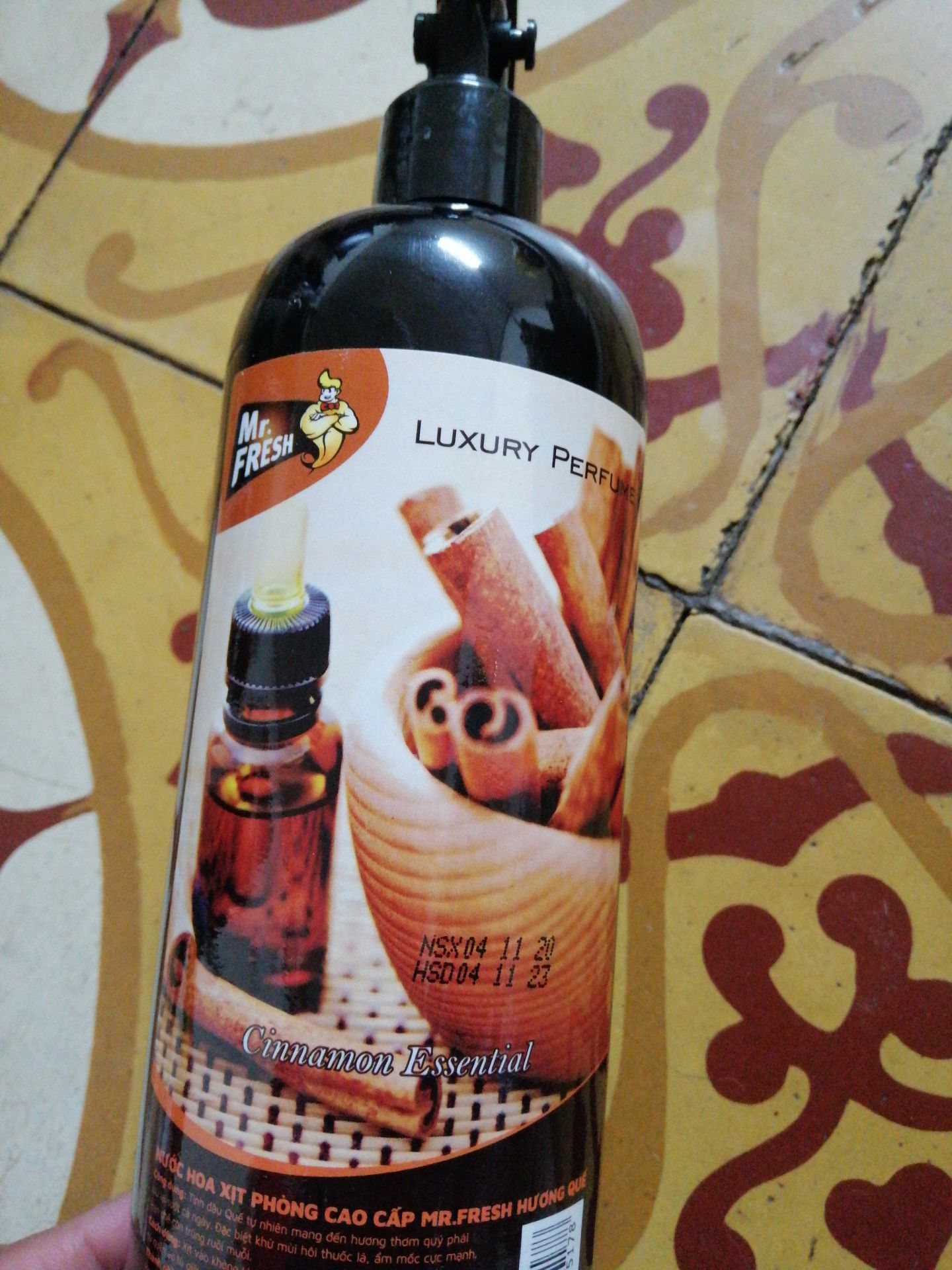 đặt cà phê giao cho mùi quế. 1*