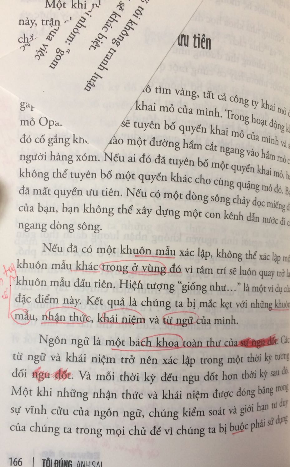 Tôi không ngờ rằng mình lại tìm được câu trả lời như thế trong một cuốn sách về chủ đề tư duy, chứ không phải là sách Self-help, hay Kỹ năng Giao tiếp.
Tại sao ngôn ngữ lại là “bách khoa toàn thư” của sự *** *** ?
Tại sao những điều logic lại dễ nhận được đồng thuận nhưng lại chẳng có nhiều giá trị thực tế ?
...
Rất nhiều câu hỏi thực tế, và không kém phần sâu sắc, chuyên sâu được tác giả de Bono trình bày rất rõ, với những cách trình bày rất mới mẻ, hóm hỉnh và đầy “khoa học” (cả nghĩa đen lẫn bóng)
Nếu những câu hỏi đó khiến bạn giật mình, hay tò mò, hãy tìm đọc ngay cuốn sách. Bạn sẽ không hề hối tiếc khi đọc xong nó đâu.

P/S: Ngoài ra tác giả còn rất nhiều cuốn sách nội dung cũng quan trọng, thực tiễn không kém cuốn này. Tất cả đều có trên Tiki, các bạn có thể tham khảo thêm.
