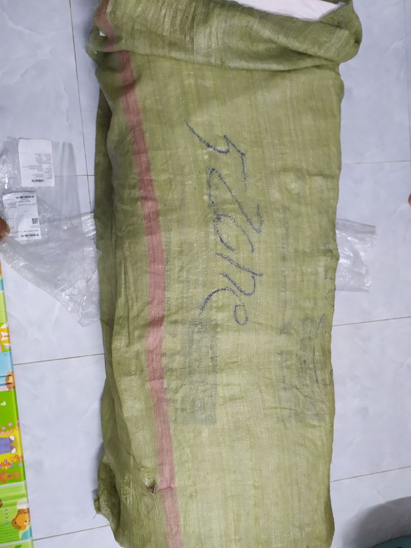 1. Giao hàng sớm hơn 3 ngày, dự định giao vào thứ 4 11/12
2. Nhân viên nhiệt tình, giao vào ngày chủ nhật, trời lạnh 20 độ :)
3. Nệm giao ko bị hư hại gì, gói lại cẩn thận, chất lượng nệm của Liên Á thì an tâm, có mùi cao su nhẹ, nhưng do ga trải nệm có giặt với nước xả vải nên ko nghe mùi lắm. Nằm êm cái lưng, thôi làm giâc đã