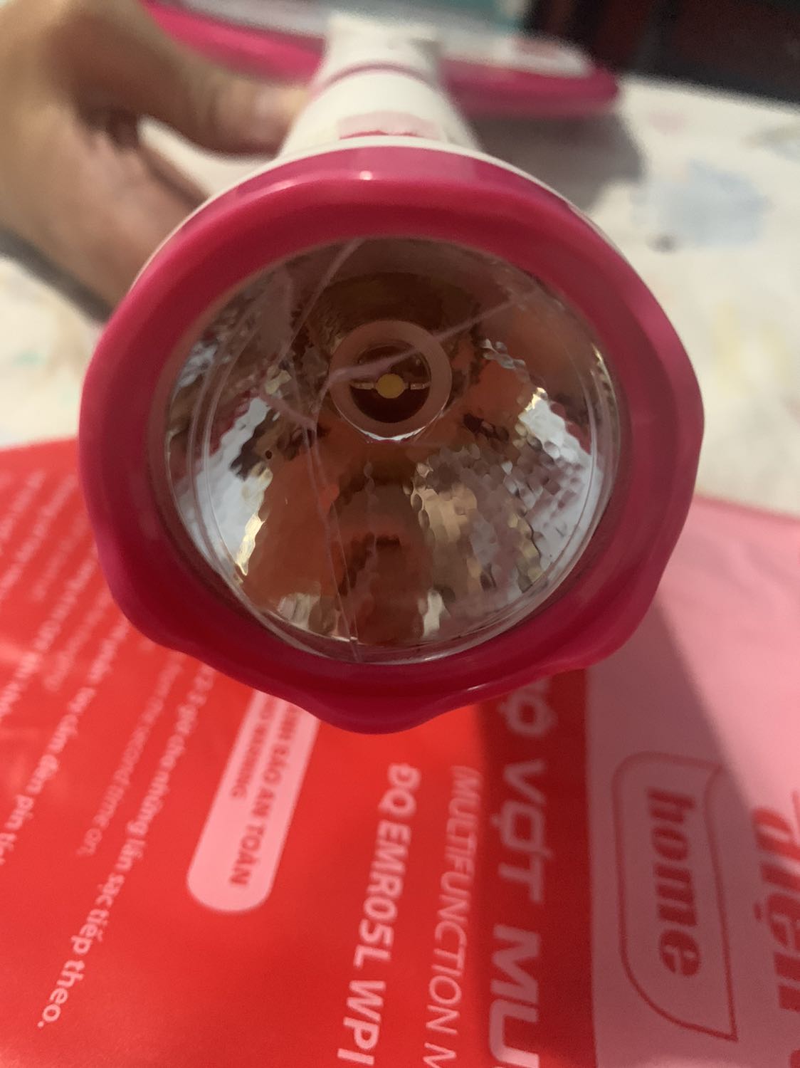 Lúc khui hàng thì thấy bóng đèn ở đầu tay cầm bị nứt và bể.