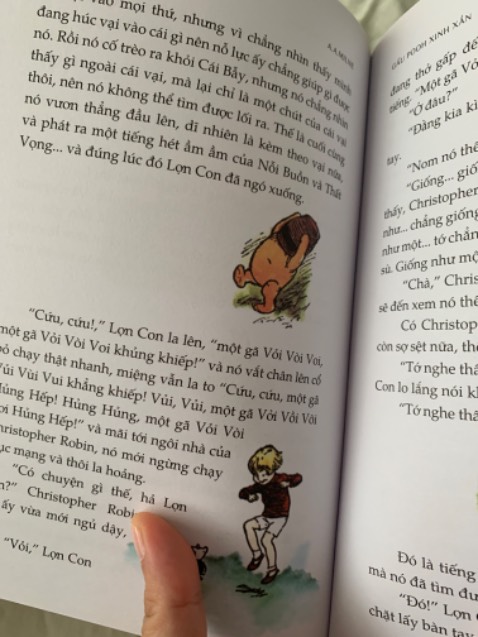 Nội dung dễ thương, nhân vật này quá nổi tiếng nên mình cũng ko cần nói thêm nhiều. Chất lượng giấy mình đánh giá 6/10 thôi nhưng mà giá sách ko cao nên chấp nhận được. Bìa sách thiết kế mình rất thích, màu sắc và minh hoạ rất retro và hơi kiểu recycle