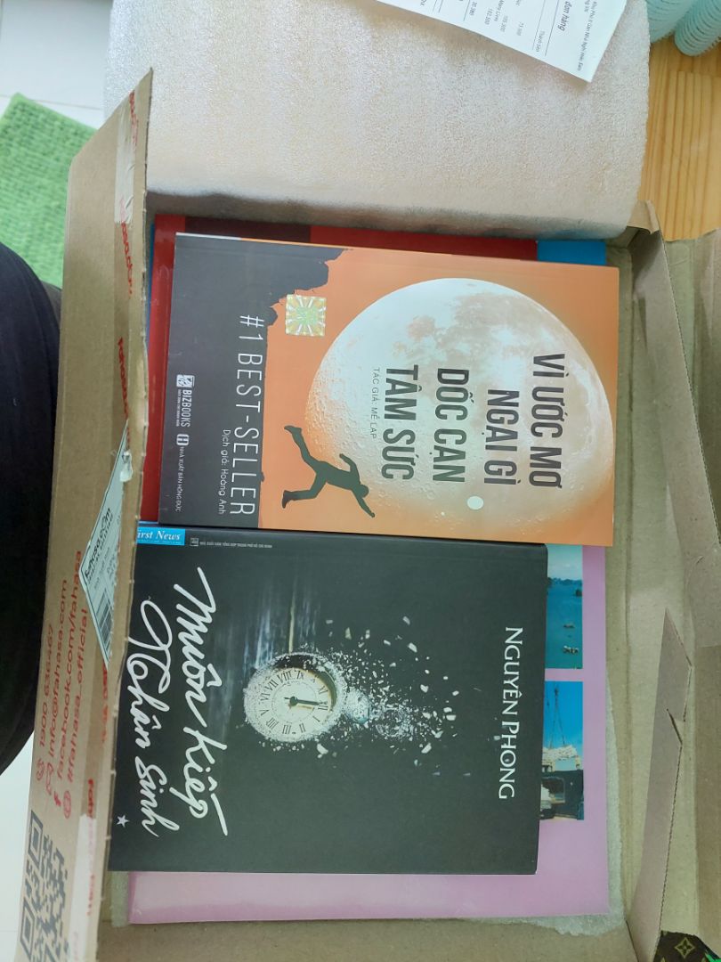 Đóng gói cẩn thận đẹp, giao nhanh vừa đặt lúc 6h sáng mà đã chuẩn bị hàng gửi đi rồi, sách thơm, màu in đẹp mắt, không bị thiếu hay dính giấy. Duyệt. Lần sau nhất định sẽ mua sách ở Fahasa