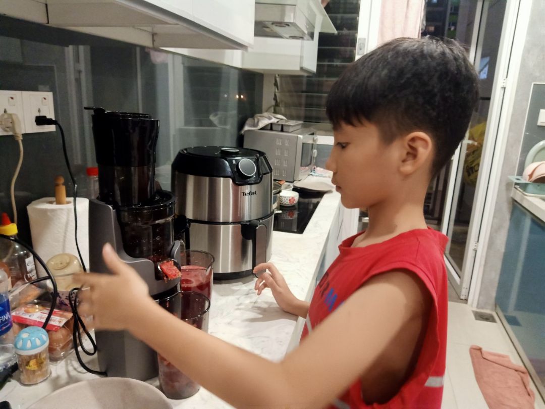 Máy chạy êm, mình mới thử với dưa hấu, ép kiệt 80%.
Ưu điểm khác là dễ dàng vệ sinh hơn các dòng cũ.
Gọn gàng phù hợp với gia đình ít người như mình. 
Chỉ buồn là mình chọn màu xanh mà shop giao màu xám.
Nhưng chồng và con trai bênh vực shop quá mình đành xuôi lòng theo.
Cảm ơn shop.
Tết này mình mạnh dạn mua trái cây trưng nhà vì đã có máy ép giải quyết khi mình ko kịp ăn