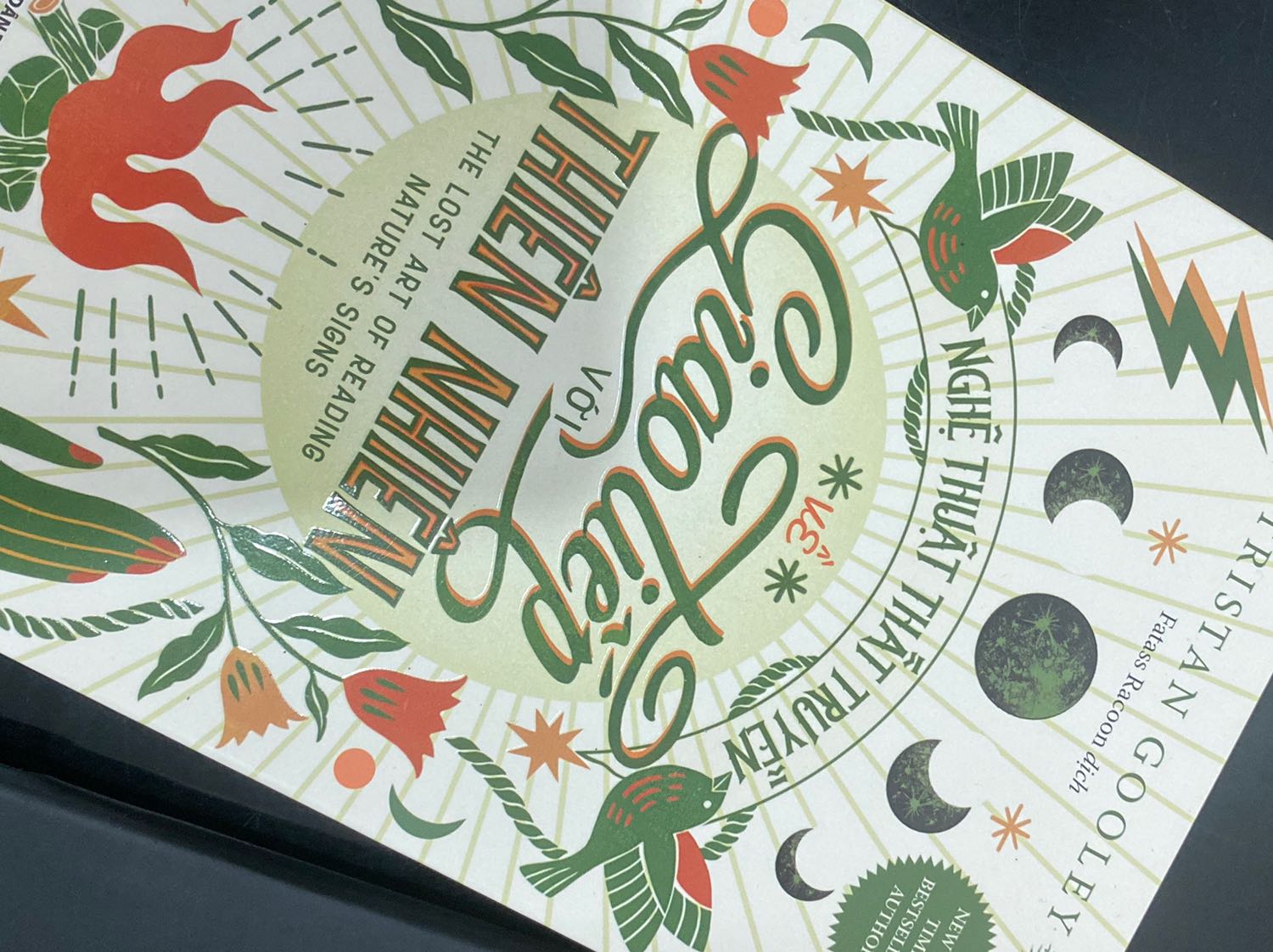 Sách rất hay nhé. Lĩnh vực tự nhiên học tưởng xa lạ và “không cần thiết” nhưng thực chất rất gần gũi và thiết thực. Thời đại ai cũng biết về kinh doanh, khởi nghiệp, mình chọn học một chút về tự nhiên, về việc đọc các dấu hiệu của thiên nhiên lại là một cái hay. Biết đâu còn giúp ích được cho bản thân lúc cần.