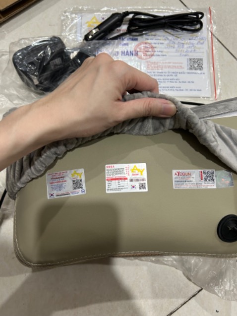 Mình xài vài tháng rồi thấy khá ngon nên mới đánh giá. 
Máy chạy mạnh, êm, xoa bóp rất đã, bảo hành 5 năm lận.
Hình như Shop ngoài Bắc thì phải nhưng giấy bảo hành có chi nhánh trong Nam nên hư thì cũng có thể mang đi bảo hành.
Giao hàng nhanh chóng.
Điểm trừ là chỉ may phần da (ở giữa có mấy nút màu đen) rất dễ rách da sau một thời gian ngắn  sử dụng (Hình chụp lúc đó mới mua chứ không phải đã dùng 1 thời gian).
Nên che khăn lại dùng cho bền hơn đôi chút.