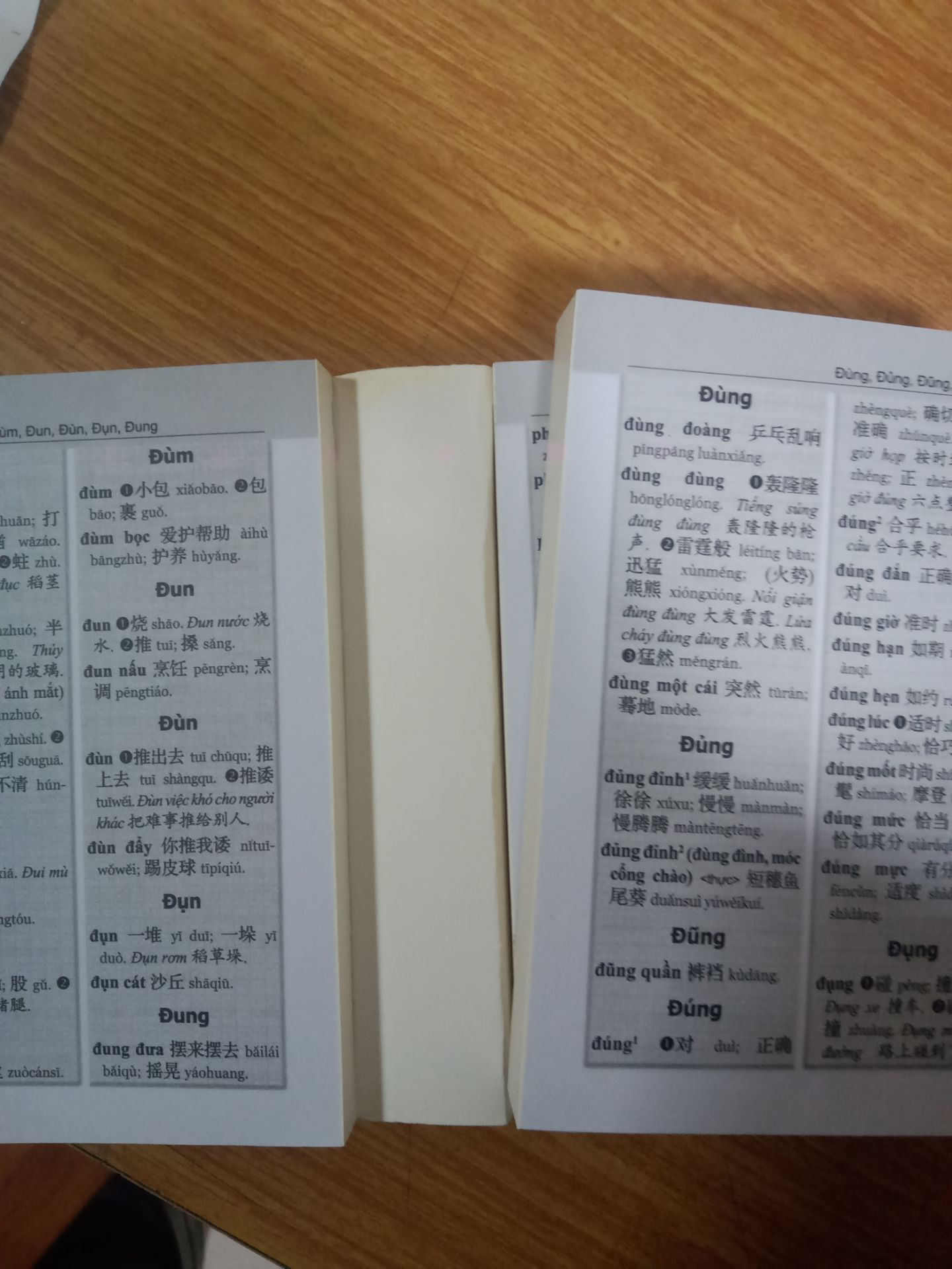 giấy in ko mờ tạm ok. nhưng bìa thì dường như ko gián luôn, dỡ sách ra là bung hết. Nếu ko cải thiện được cái này khuyên ae ko nên mua, số xách tay mà bìa ko giữ được thì cũng bằng ko
