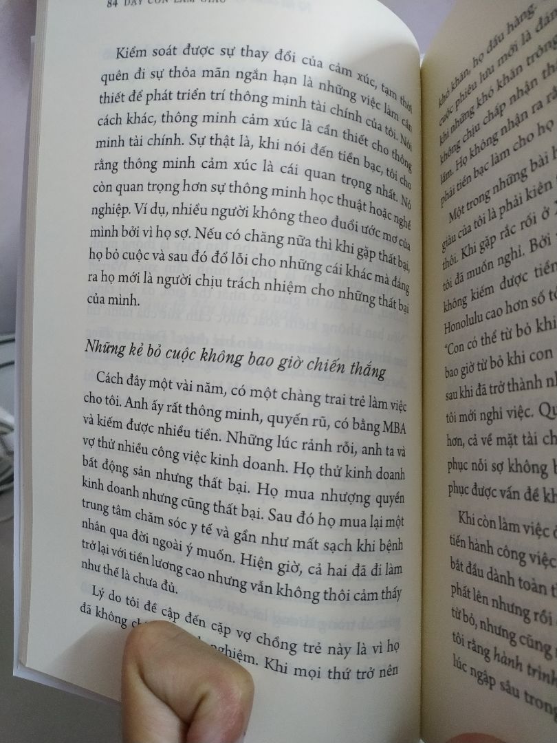 Sách hay nhé, có cả review của Donald J.Trump :))). Dịch vụ Tiki không làm mình thất vọng: Sách mới+ siêu rẻ+ giao hàng nhanh, anh giao hàng thân thiện ( đội kưa để giao hàng cho mình). Cảm ơn Anh, cảm ơn Tiki