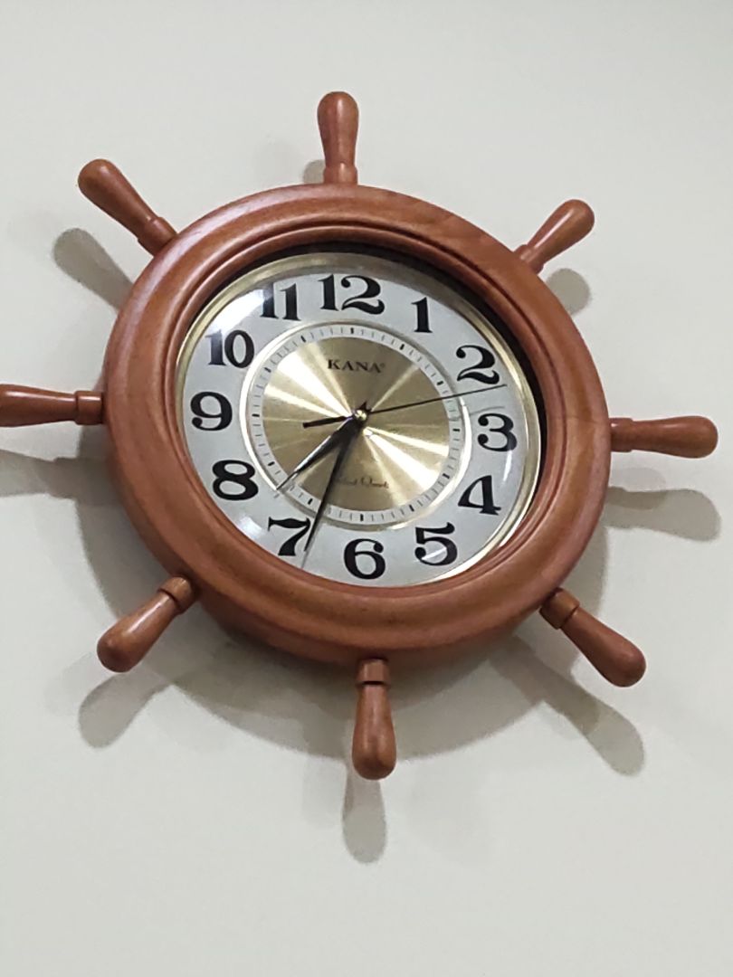 Đồng hồ nhận được không giống như hình đăng: Mặt là gỗ mộc, không được sơn bóng như ảnh! Hơi thất vọng!