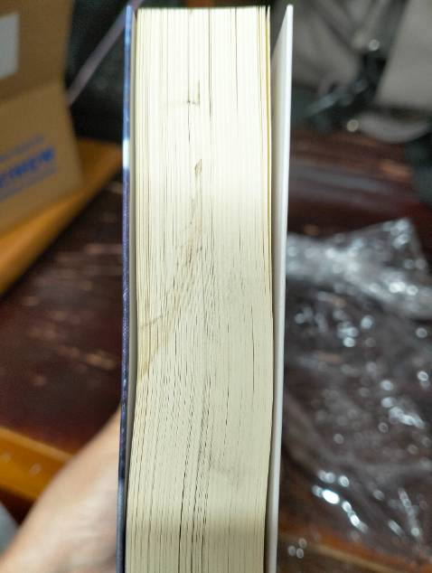 Giao hàng nhanh, nhưng khi nhận sách thì k có bọc gì cả, đóng trong mỗi hộp không. Mình mua sách trên Tiki Trading nhiều lần, cũng biết Tiki Trading bọc k cẩn thận, nhưng chưa lần nào gặp sách bị bẩn thế này.