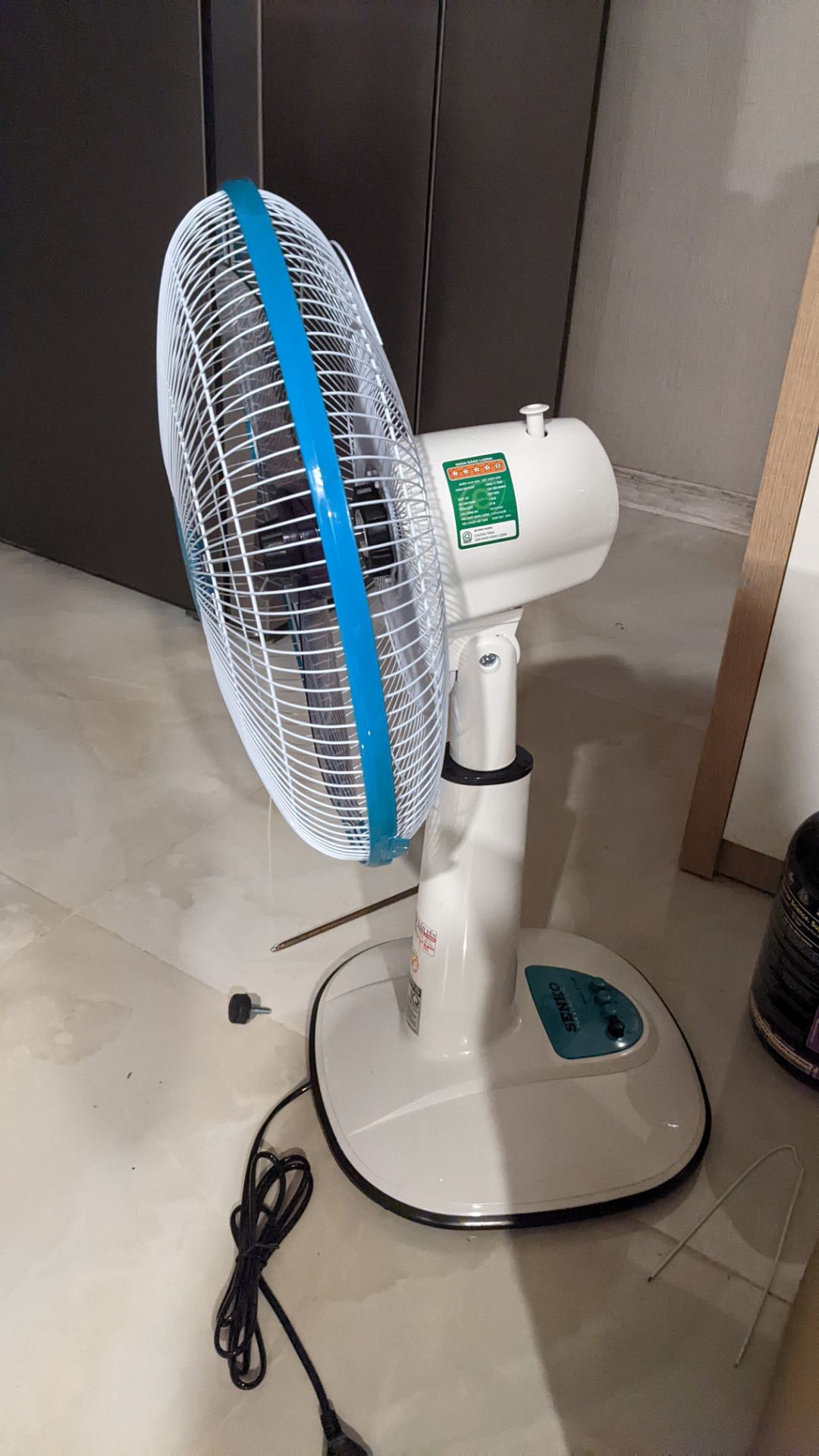 Quạt chạy ổn, mát, bị cái là không biết phải hàng lỗi không mà khi lắp đúng vị trí ốc trên thân thì bị xoay 180 độ như vậy, không thể nào xoay lại bình thường vì thân đã lắp cứng vô phần đáy. Ngoài ra thì cái chốt dùng để cố định chiều cao thân quạt cũng không tài nào siết vào được