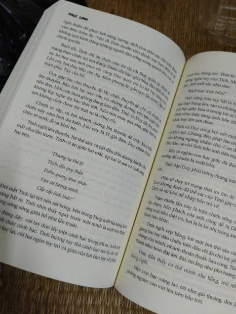 Cốt truyện lịch sử hay ,câu từ còn thô tục khi dùng tao- mày,sách tiki mới đẹp,đóng gói tốt,văn phong tác giả bình thường đôi với người viết văn như mình.Tâm linh thì bình thường không đặc sắc mua để đọc sử,sử cũng hơi bịa thêm một ít để ma quái thêm.